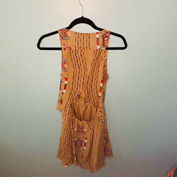 Brown dress with intricate pattern - Picture 2 of 3